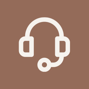 FAQ-Symbol: Headset mit Mikrofon auf braunem Hintergrund
