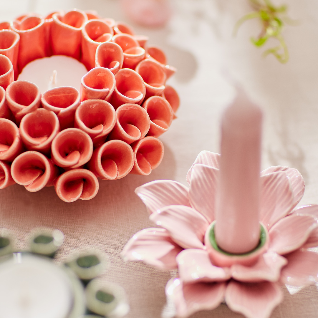 Korallenroter Keramik-Teelichthalter und rosa Blüten-Kerzenhalter mit Kerze